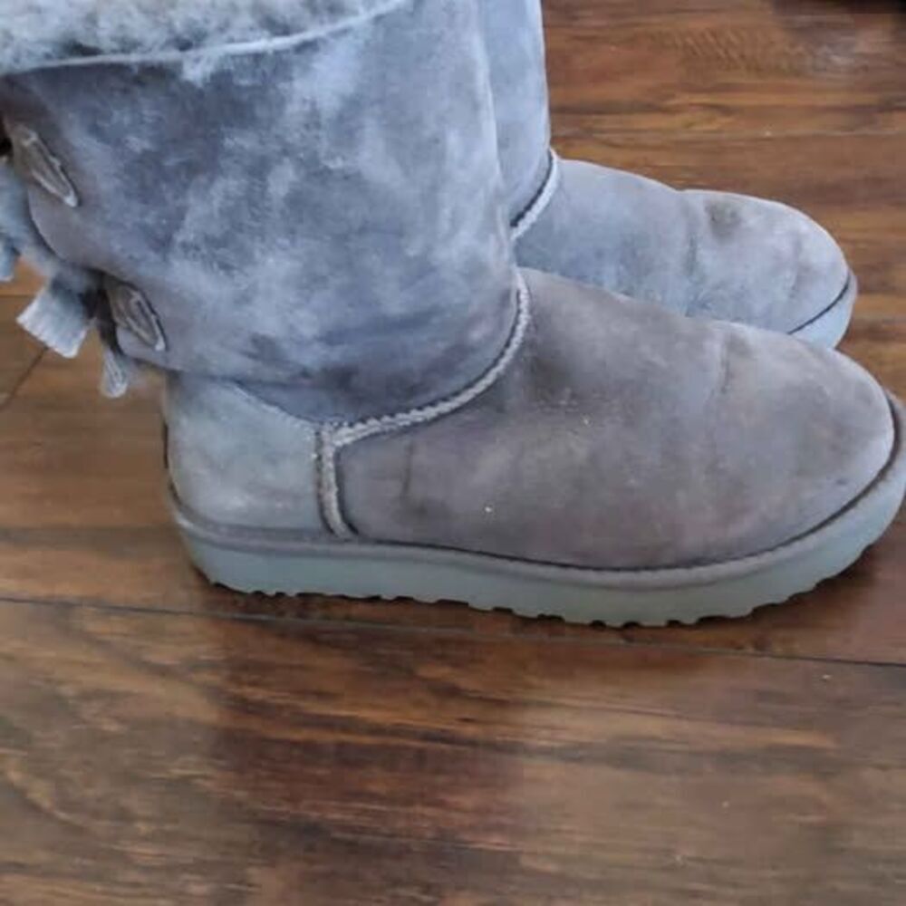 UGGs Bailey Bow grey woman sz 6.